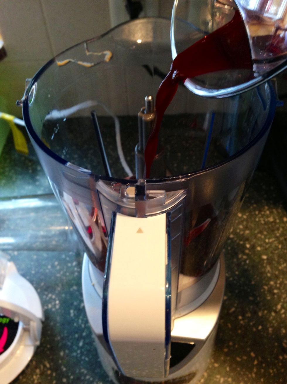 Pour the juice into the blender.