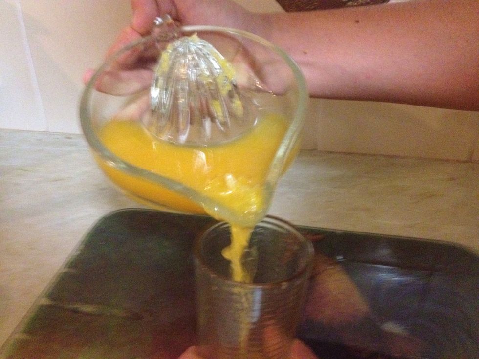 Pour the juice into the cup.