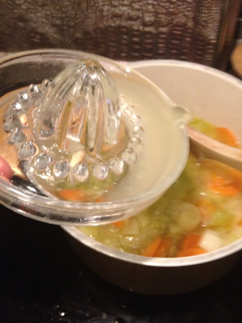 Pour the lemon juice into the dish!
