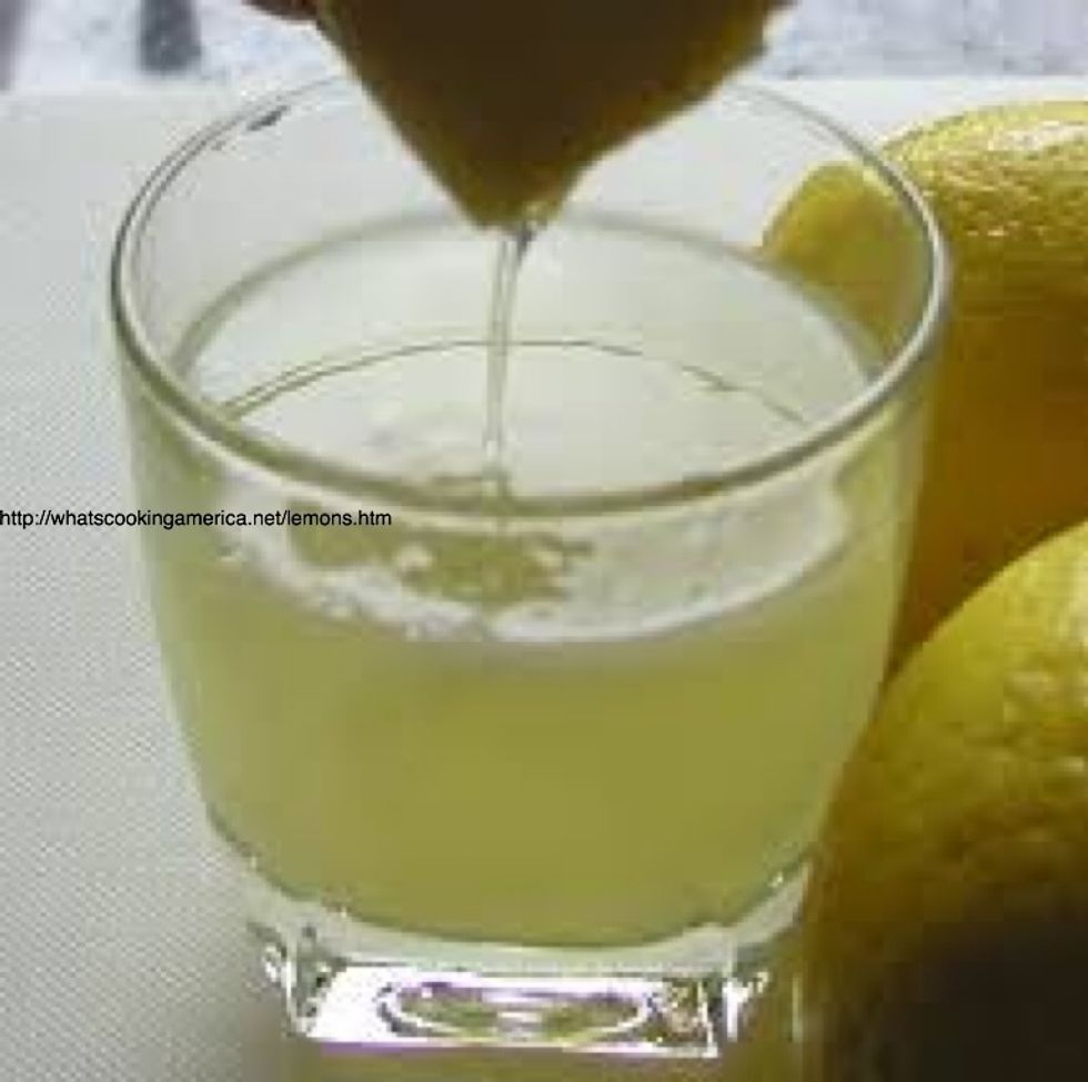 Pour the lemon juice into the mixture of sugar cane and water.
