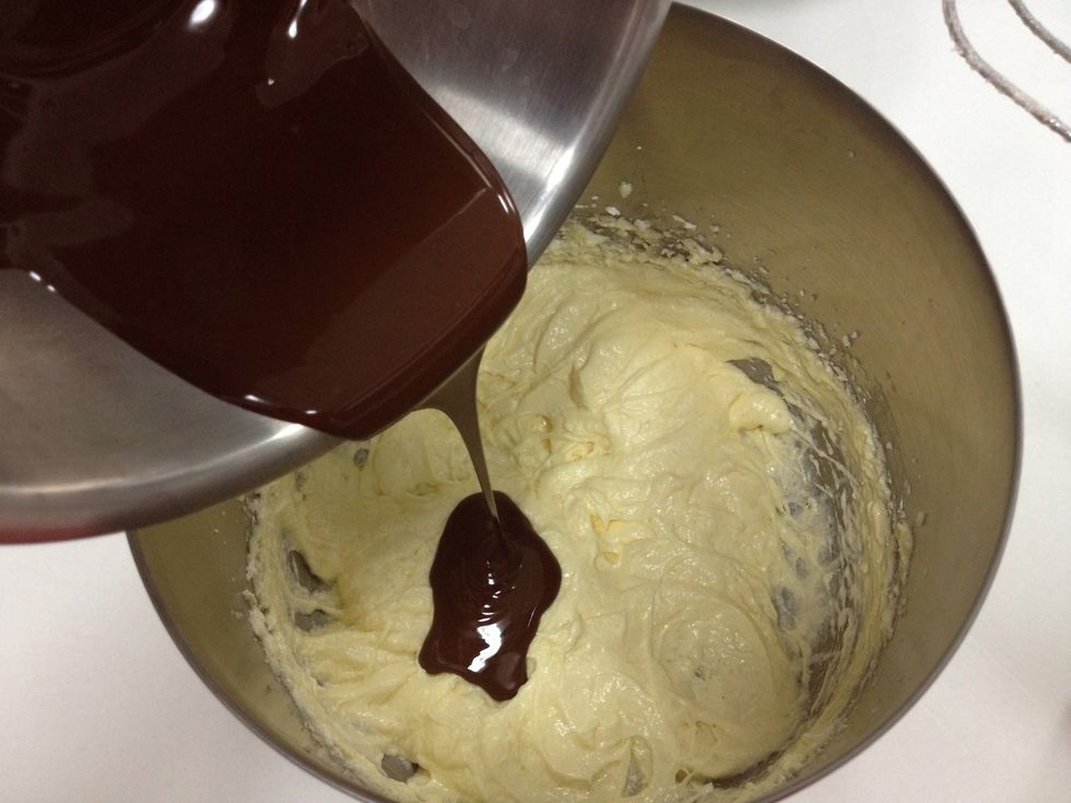 Pour the melt chocolate.