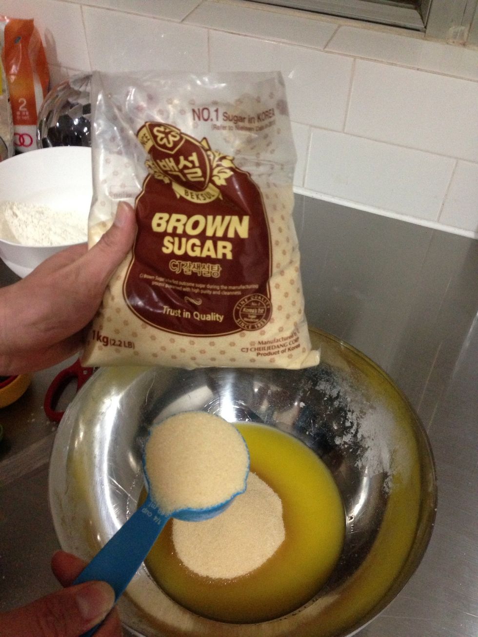 Pour the melted butter, brown sugar and white sugar in a mixing bowl... Using a mixer, beat on medium speed for 2 minutes..