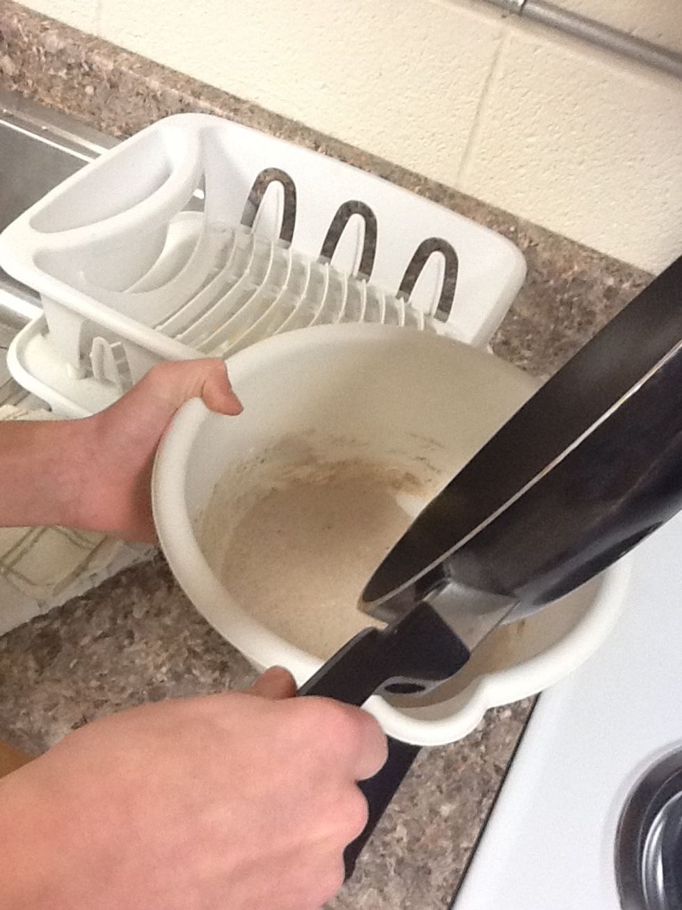 Pour the melted butter in the bowl.