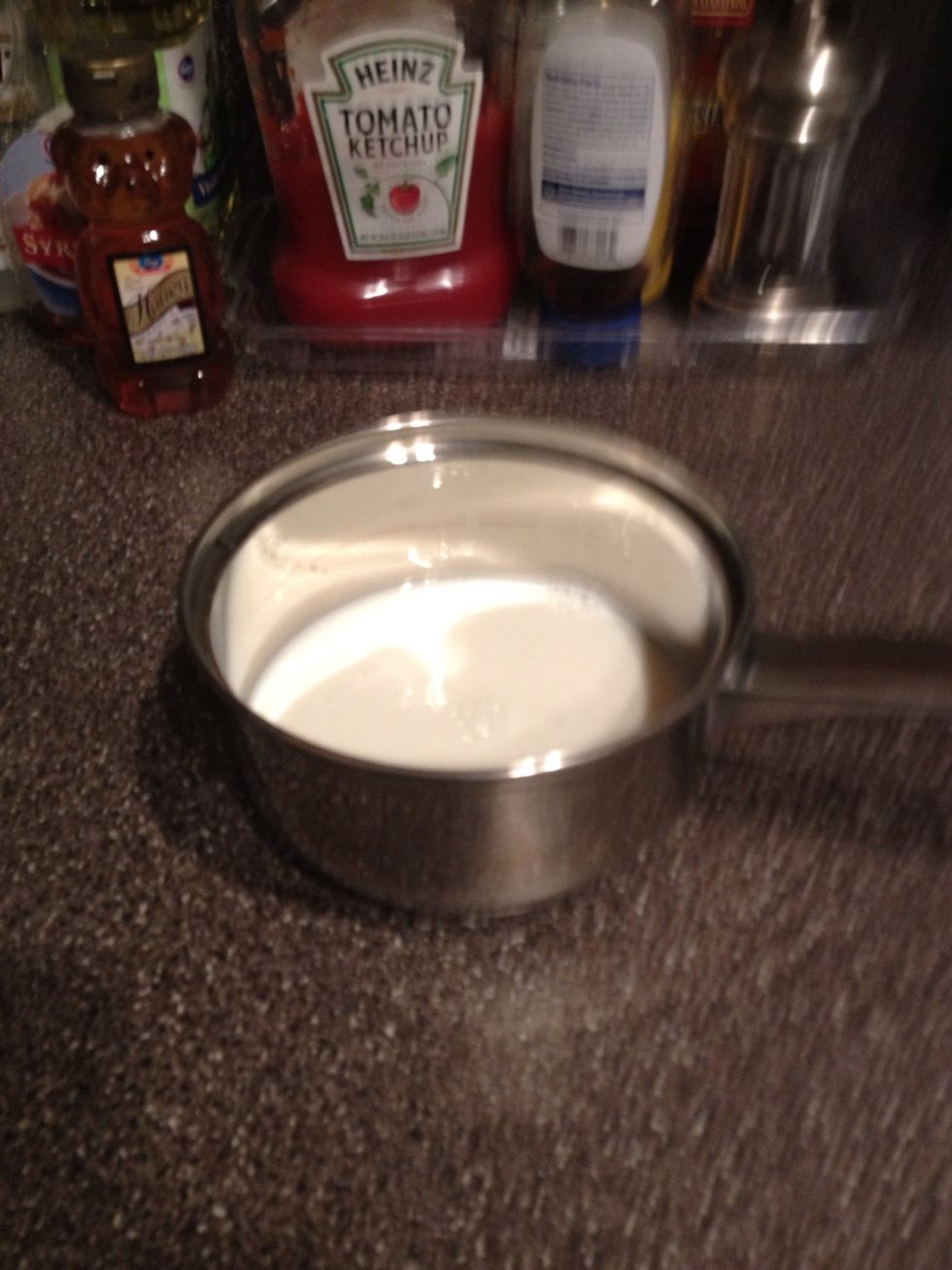 Pour the milk in a small-sized sauce pan.