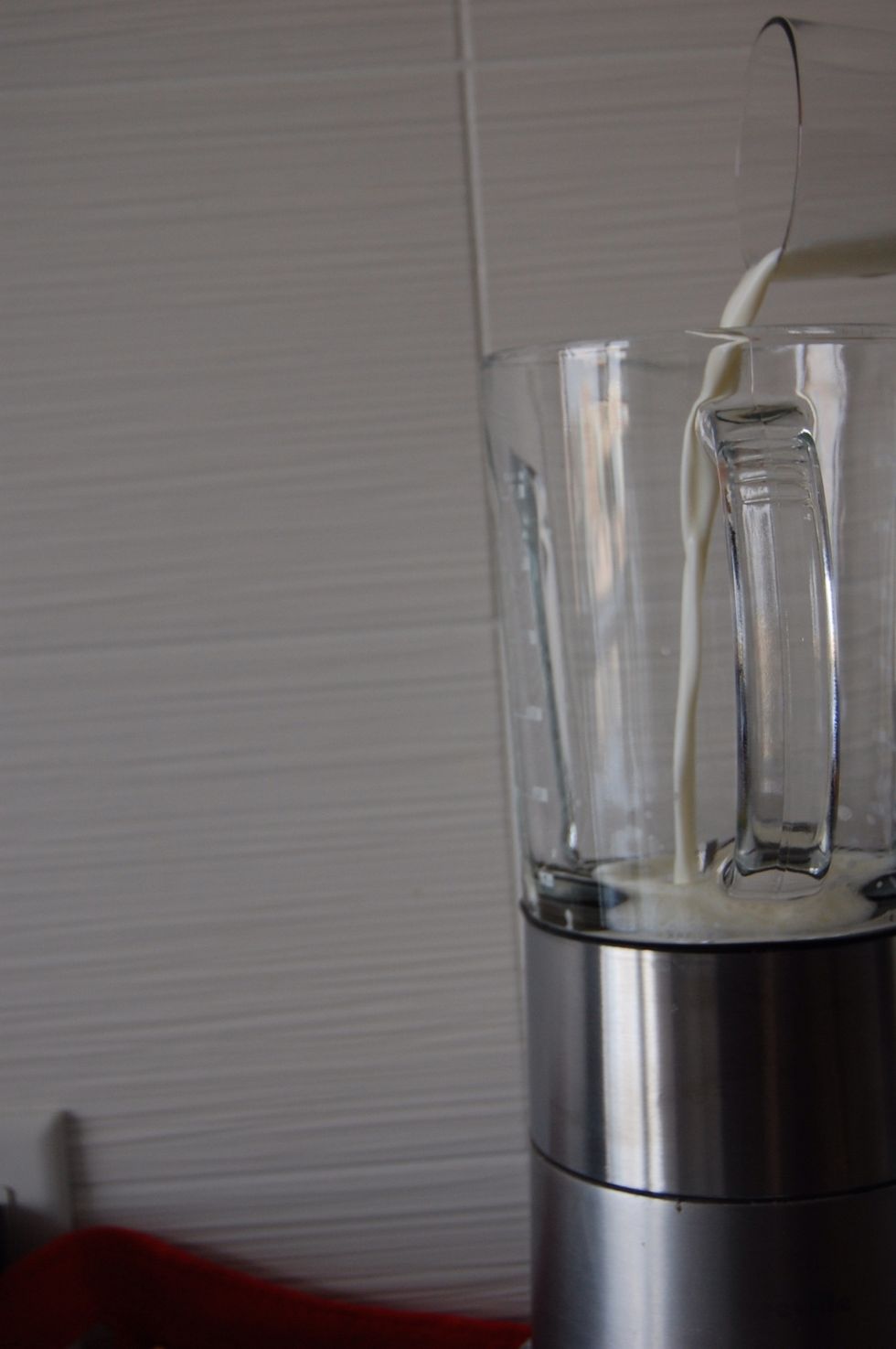 Pour the milk into a blender.