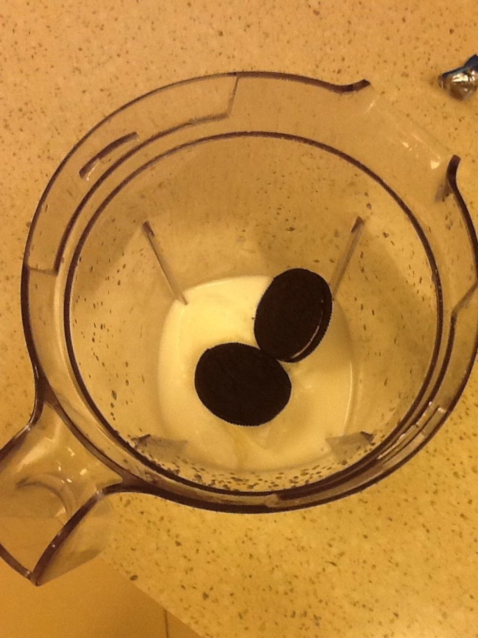 Pour the milk, vanilla ice cream and Oreo into the blender x)