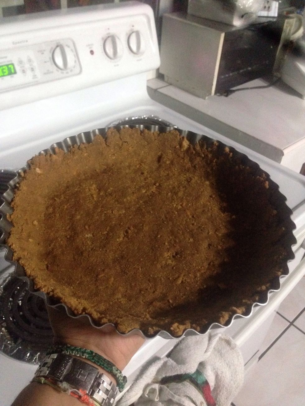 Pour the mix (crumbed cookies + melted butter) into your pie dish, like this! Put in the freezer for 10 minutes... After that set aside...