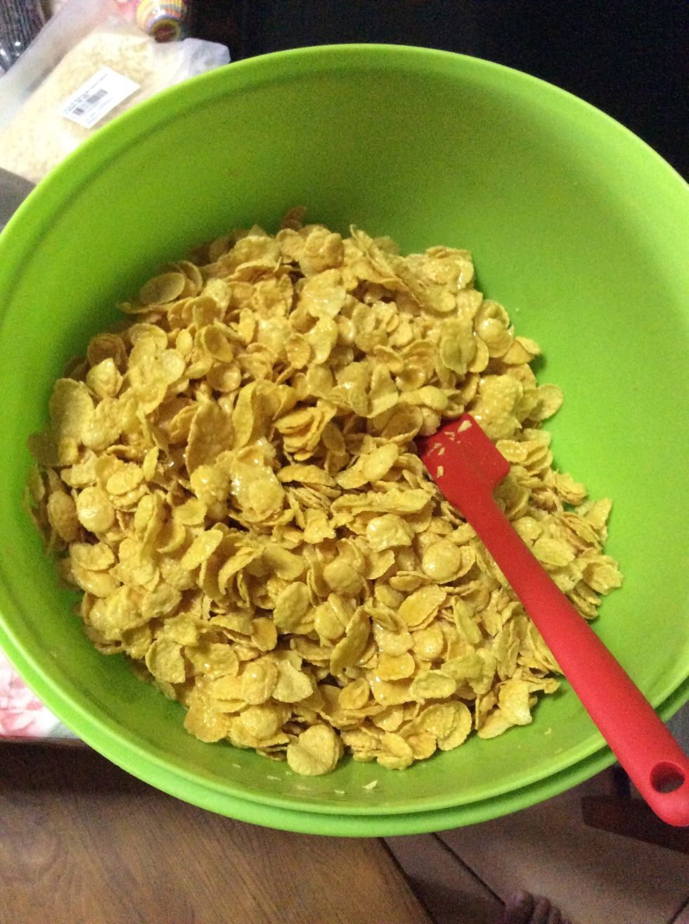 Pour the mixture into the cornflakes and add your toppings. Be creative!