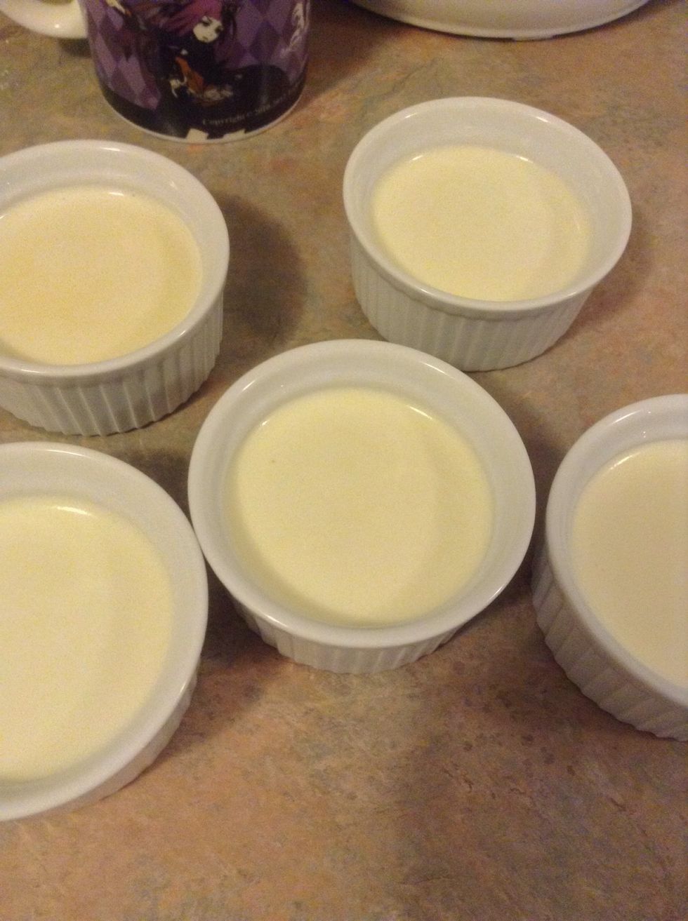 Pour the mixture of cream and yolk into the container.