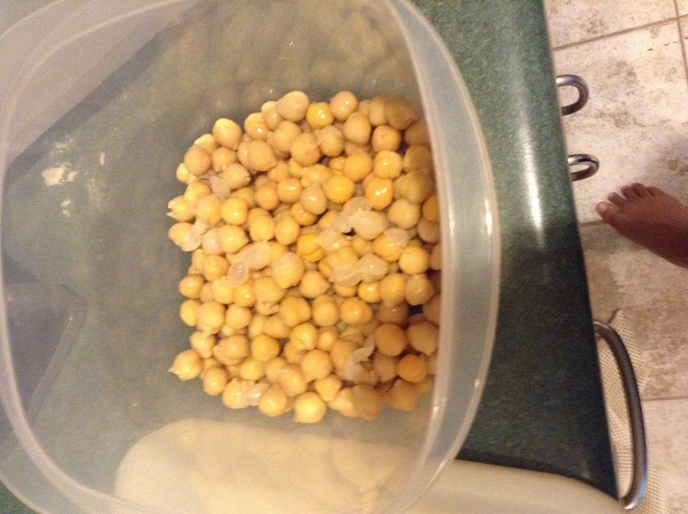 Pour the peas into your container.