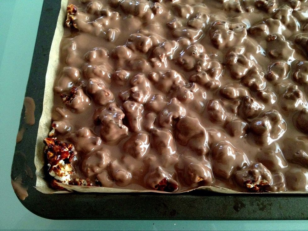 Pour the remaining chocolate making sure it gets into all the nooks and crannies. Grannies. Can you guess the next rhyming word that came to my mind? Clue: It starts with 'F' *gutter mind*!!!