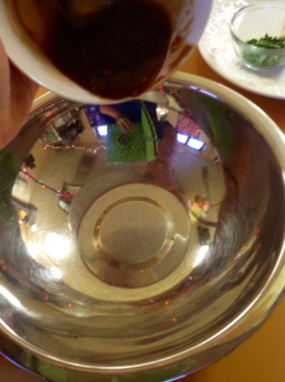 Pour the remaining teriyaki sauce into a large bowl.
