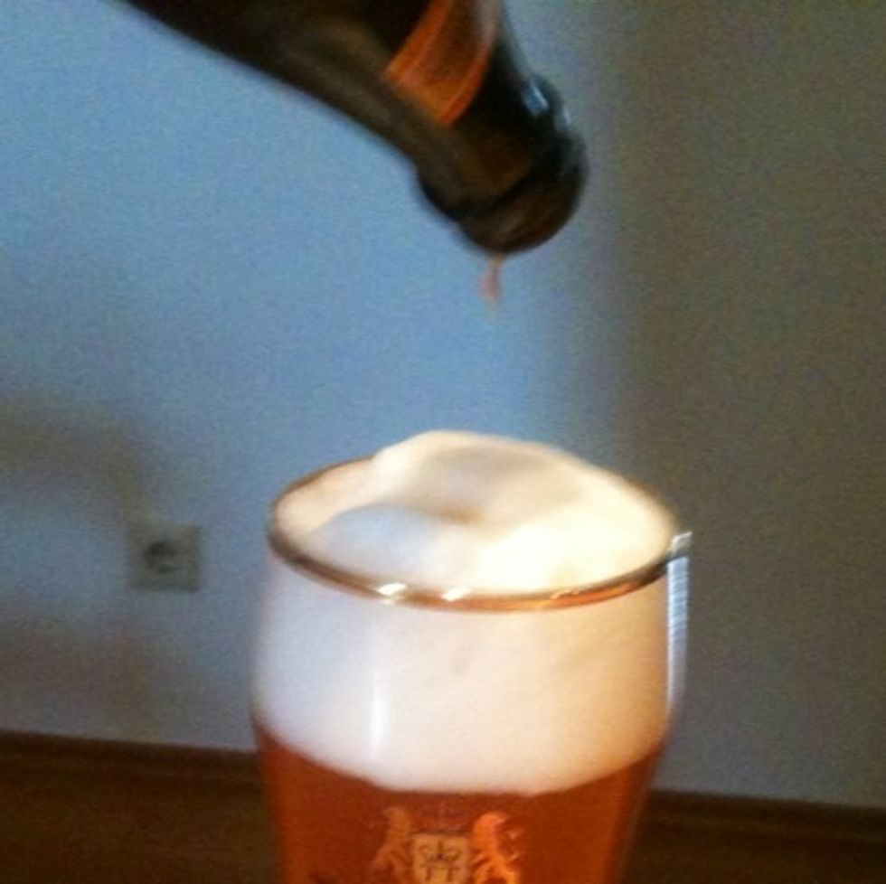 Pour the rest of the beer with the yeast to the glass.