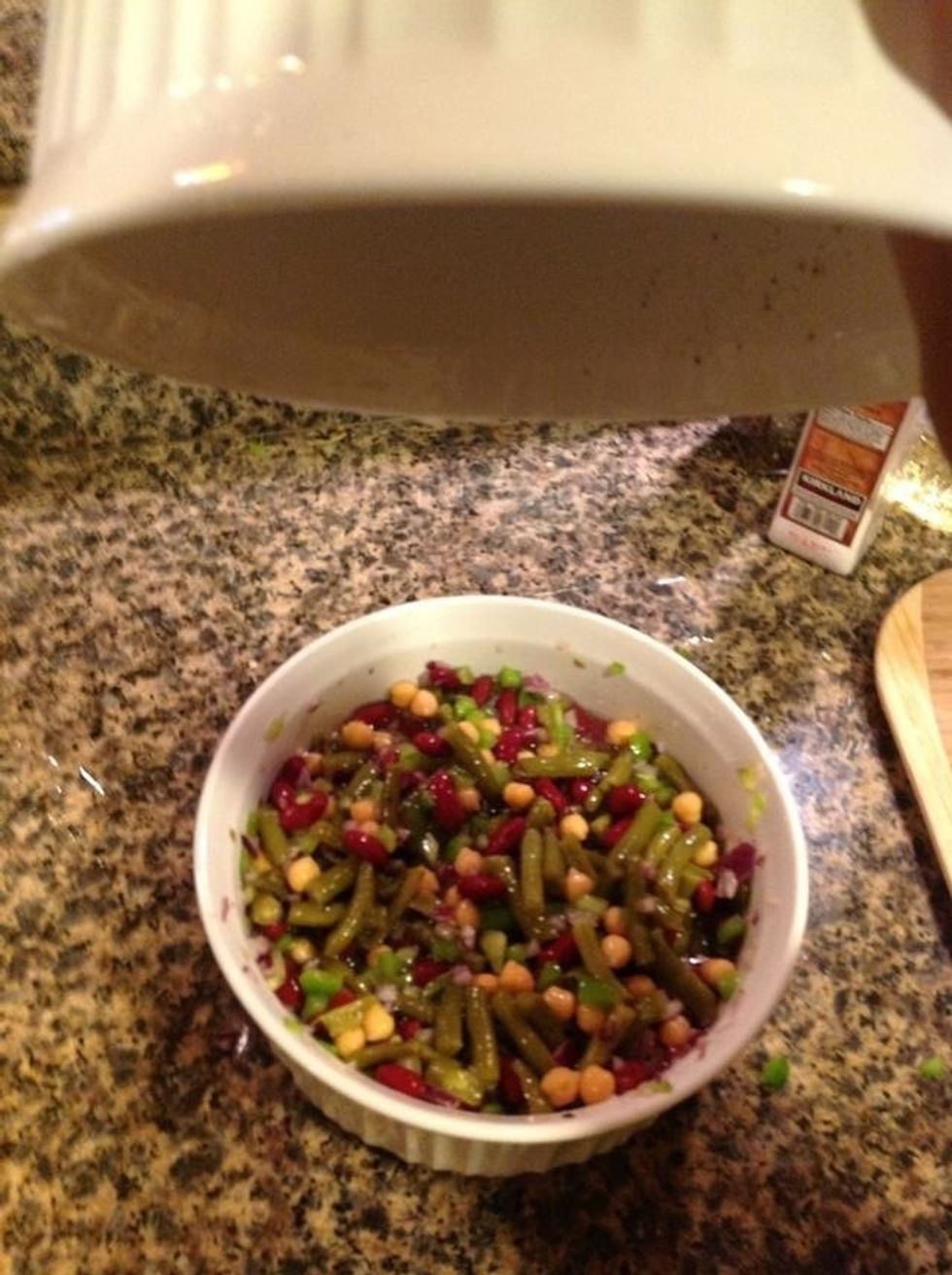 Pour the rest of the marinade.