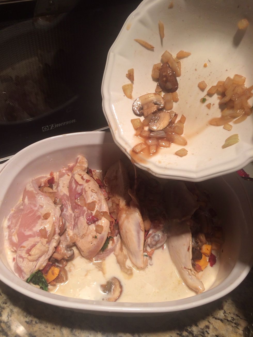 Pour the rest of the onions and mushroom juice on top