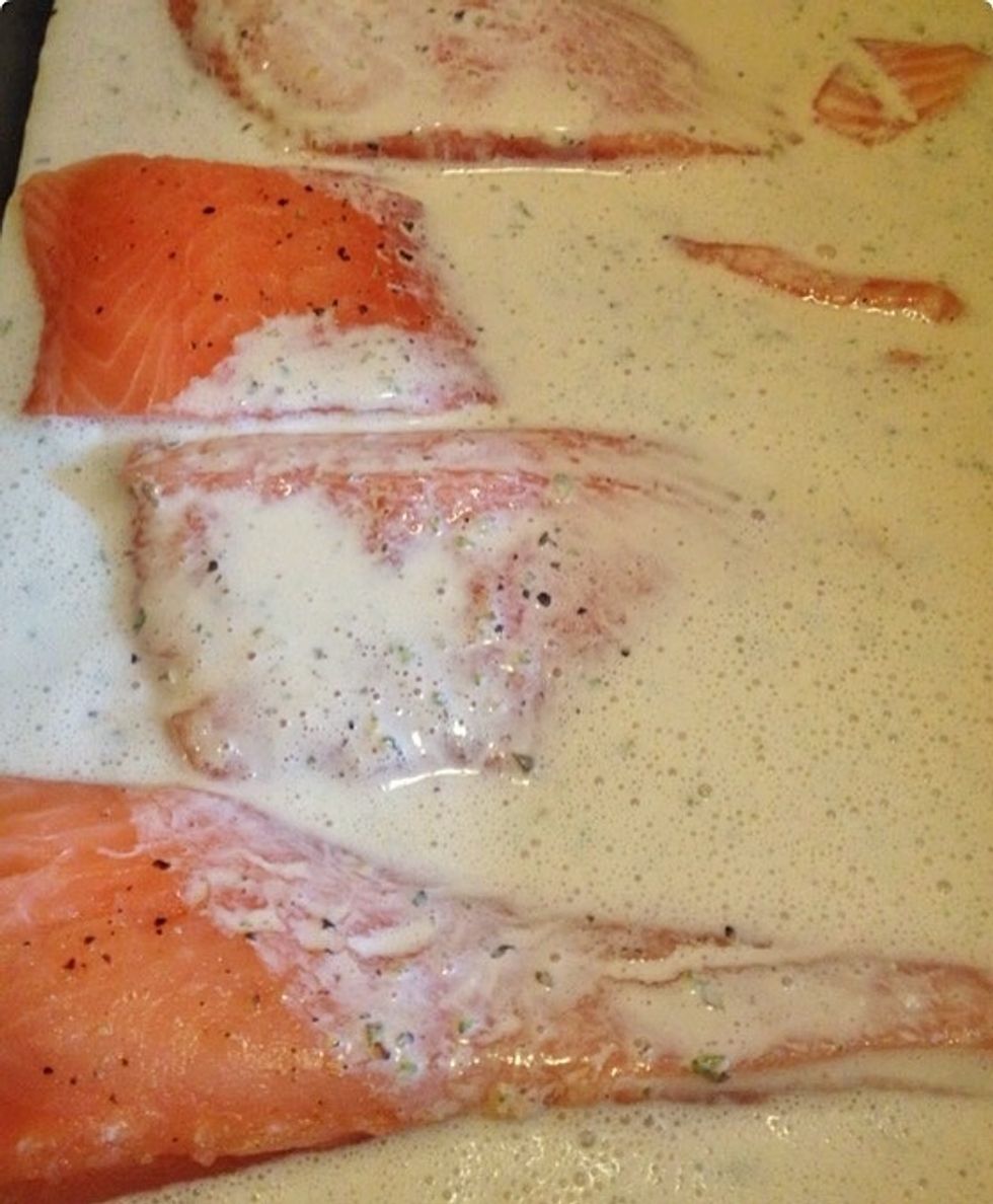 Pour the sauce on the salmon fillets. Here about half is added.