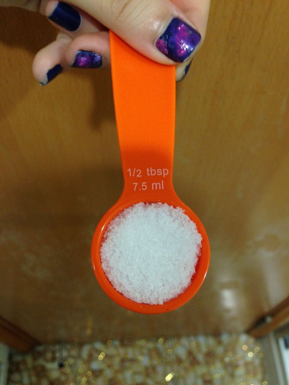 Pour the sea salt into your bottle, stop until the bottom of your bottle is covered. I used around 4tbsp of sea salt. Then add 5tbsp of conditioner, hair gel (put whatever amount you think is suitable