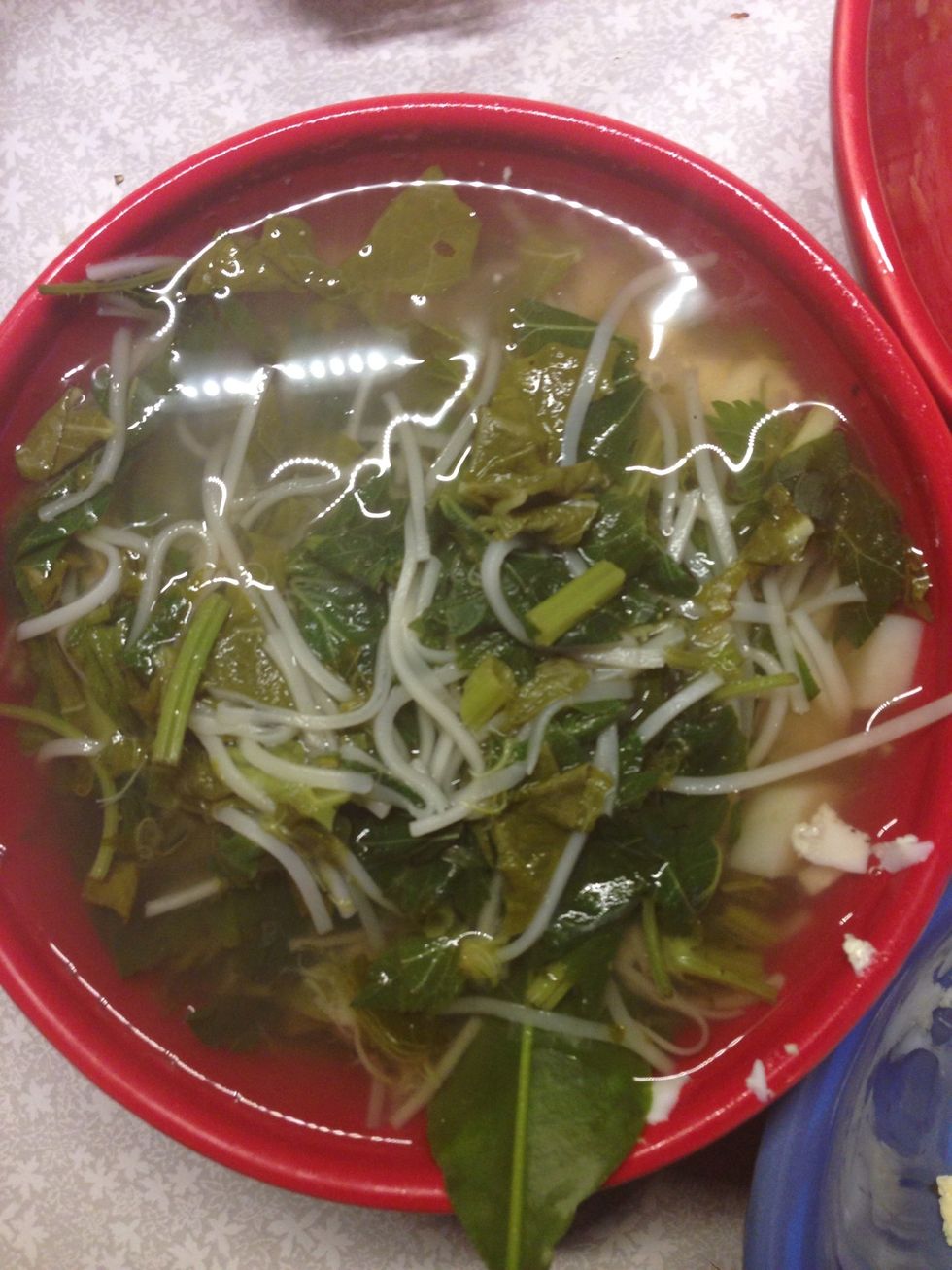 Pour the soup into the cups.