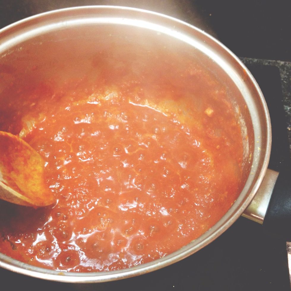 Pour the tomato sauce in the casserole and let it simmer for 5 mins