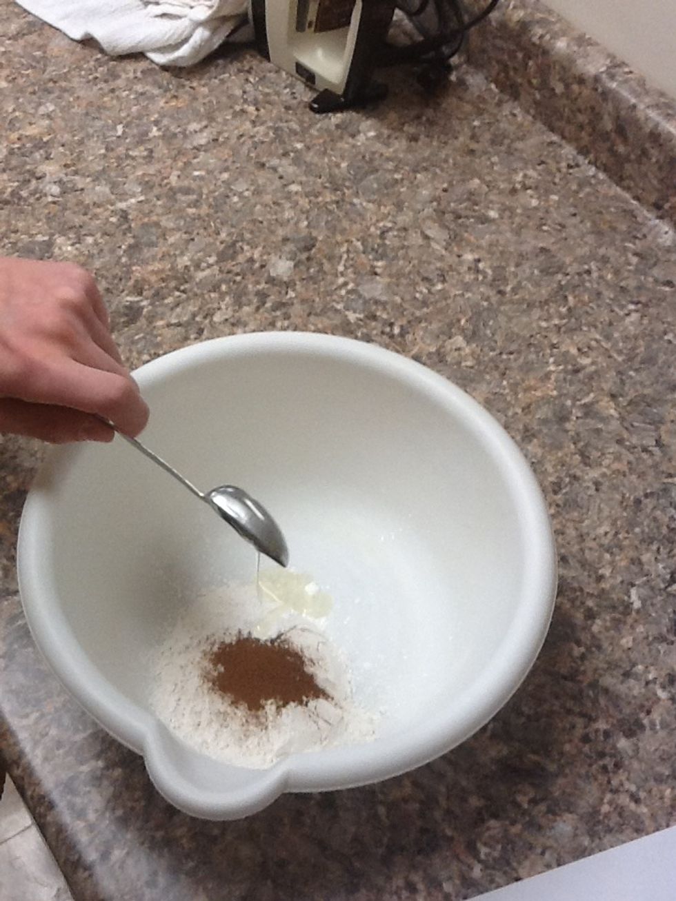 Pour the vegetable oil in the bowl.