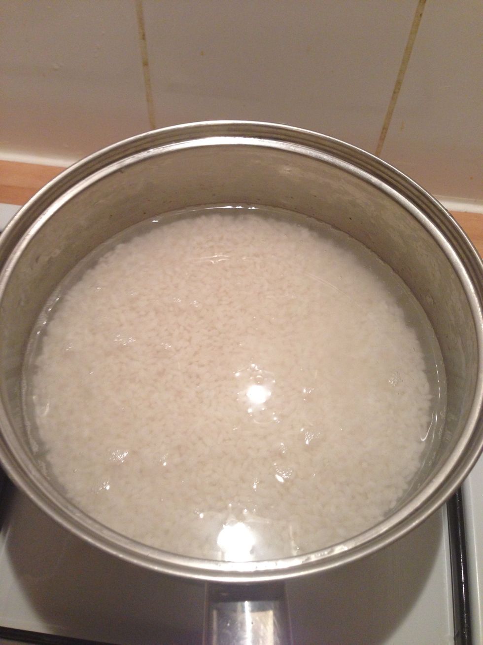 Pour the water into the drained rice. Shake the pod to flatten the rice. Add dried Kelp here if you are preparing rice for Sushi.