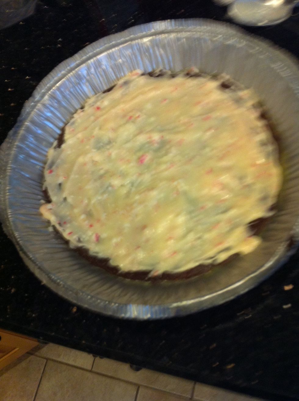 Pour the white choco on the milk chocolate and spread it evenly