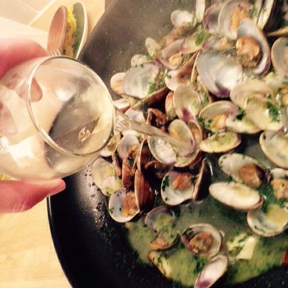 Pour the wine into the clams