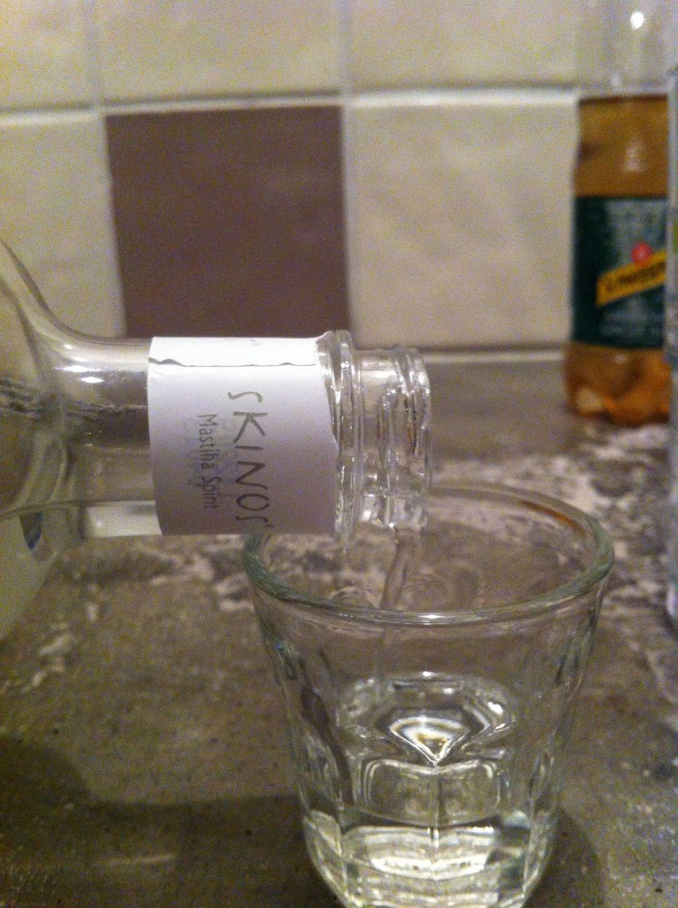 Pour up 4 cl of Skinos Mastiha