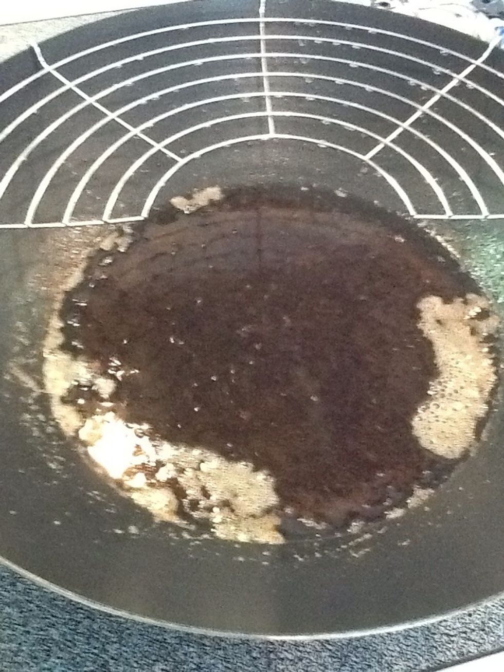 Pour vegetable oil in a wok and heat over medium heat.