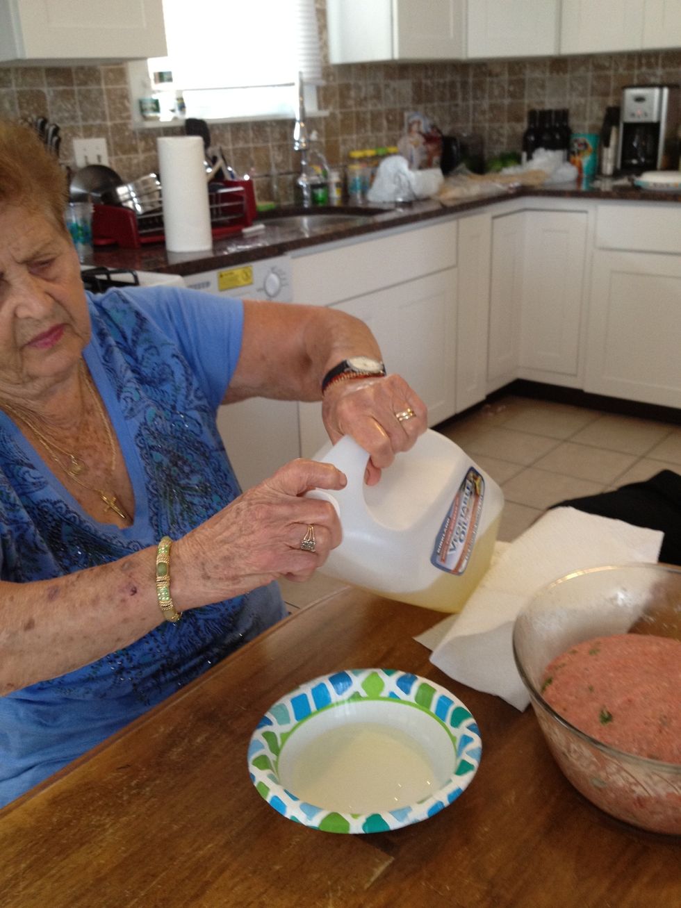 Pour vegetable oil in bowl