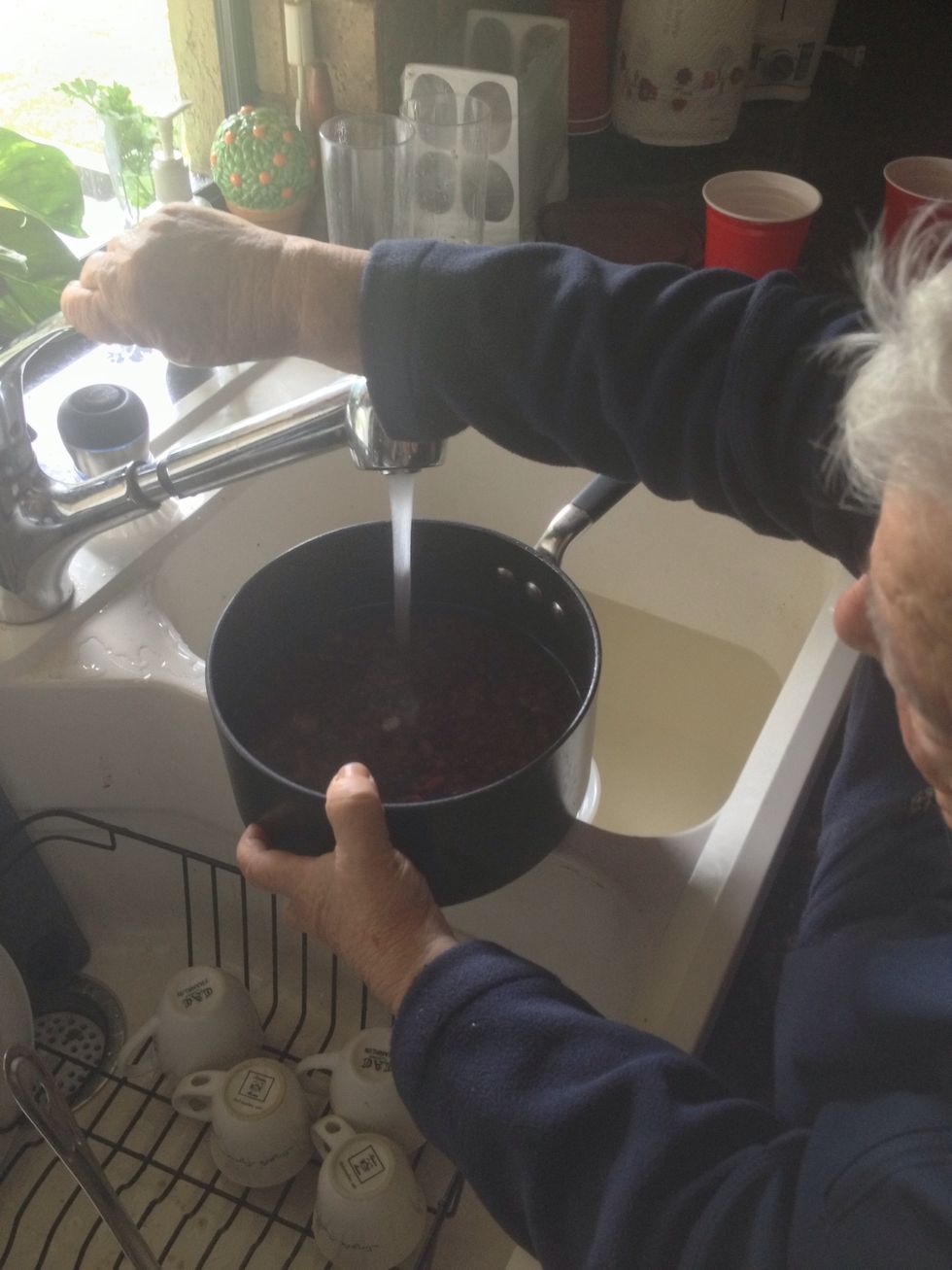 Pour water over pot of kidney beans.