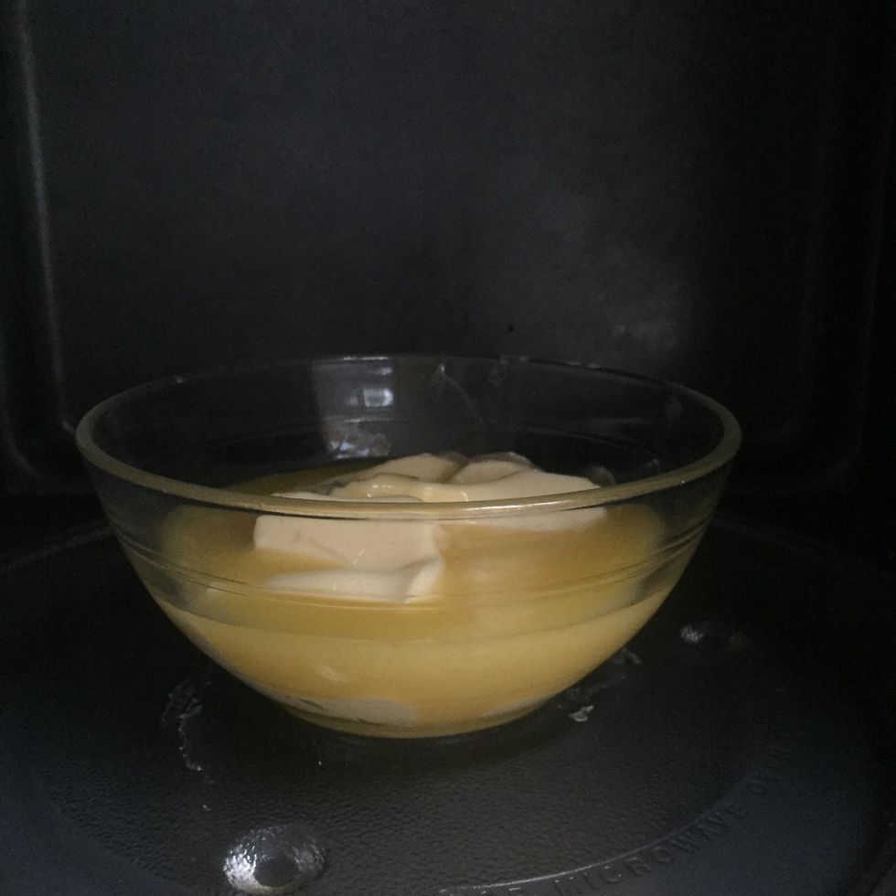 Pr\u00e9chauffer le four \u00e0 200\u00b0 C (Th. 7). Couper le beurre en morceaux et le faire fondre au micro-ondes ou dans une casserole. R\u00e9server.