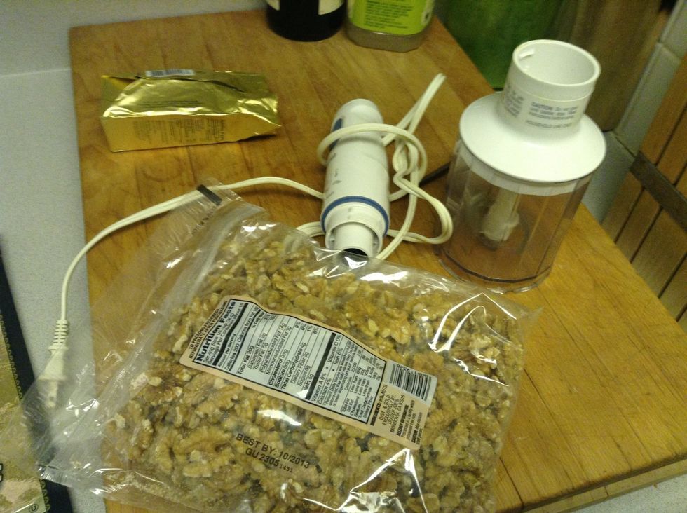 Pr\u00e9pare crushed walnuts for the butter