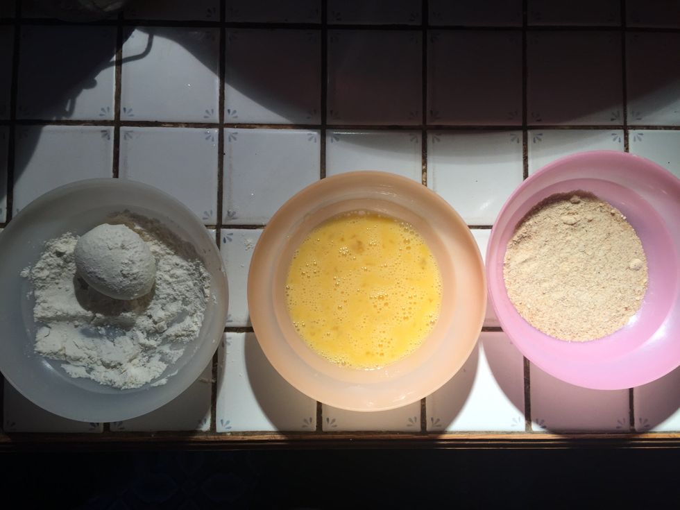 Pr\u00e9parez 3 r\u00e9cipients : un avec un peu de farine, le deuxi\u00e8me avec 1 \u0153uf battu en omelette et le dernier avec de la chapelure. Enrobez l'\u0153uf des 3 ingr\u00e9dients (dans l'ordre indiqu\u00e9 ci-dessus).