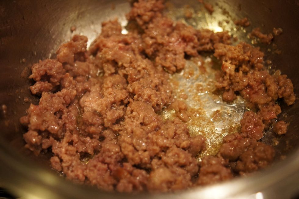 Pr\u00e9parez la farce: hachez l'oignon et faites-le revenir dans l'huile. Ajoutez le boeuf hach\u00e9 et les petits pois et laissez cuire \u00e0 feu vif. Versez la sauce tomate et laissez cuire encore 20 minutes.