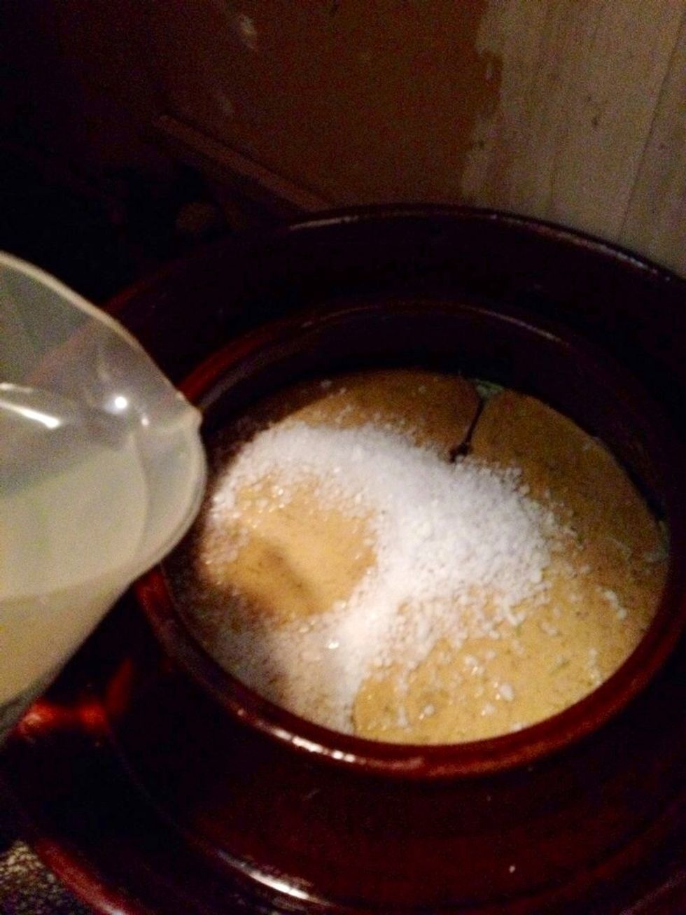 Pr\u00e9parez la saumure : entre 2,5 \u00e0 5% de sel par litres d'eau. Couvrez de saumure le chou. Dans le choucroutier, placez le couvercle et remplissez la rigole d'eau.