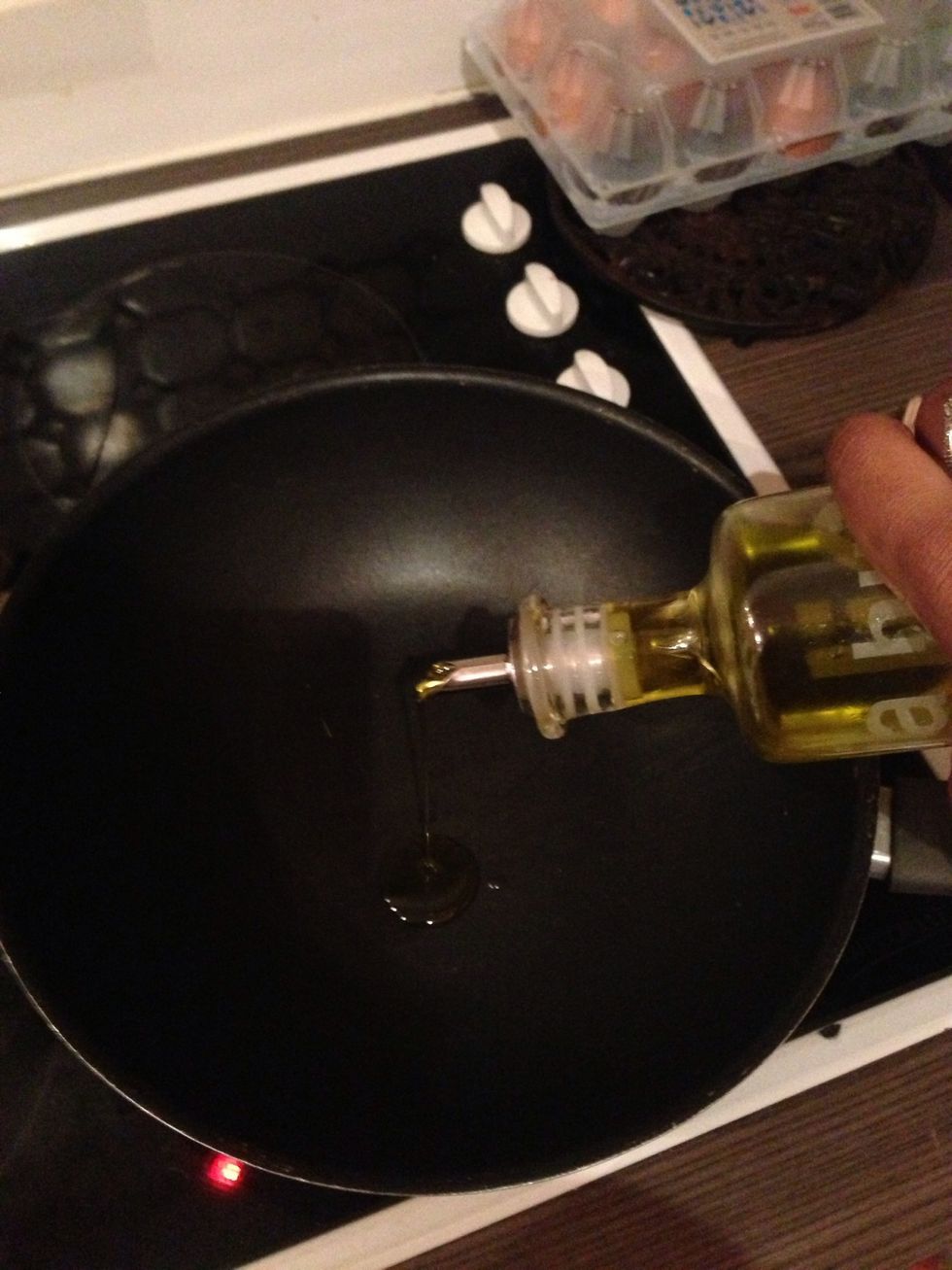 Pre-heat your wok to a moderate temperature (I use a wok because my mum only has big pans and then my omelettes come out really thin lol) and add a touch of the olive oil.\ud83c\udf1e\ud83d\udd25