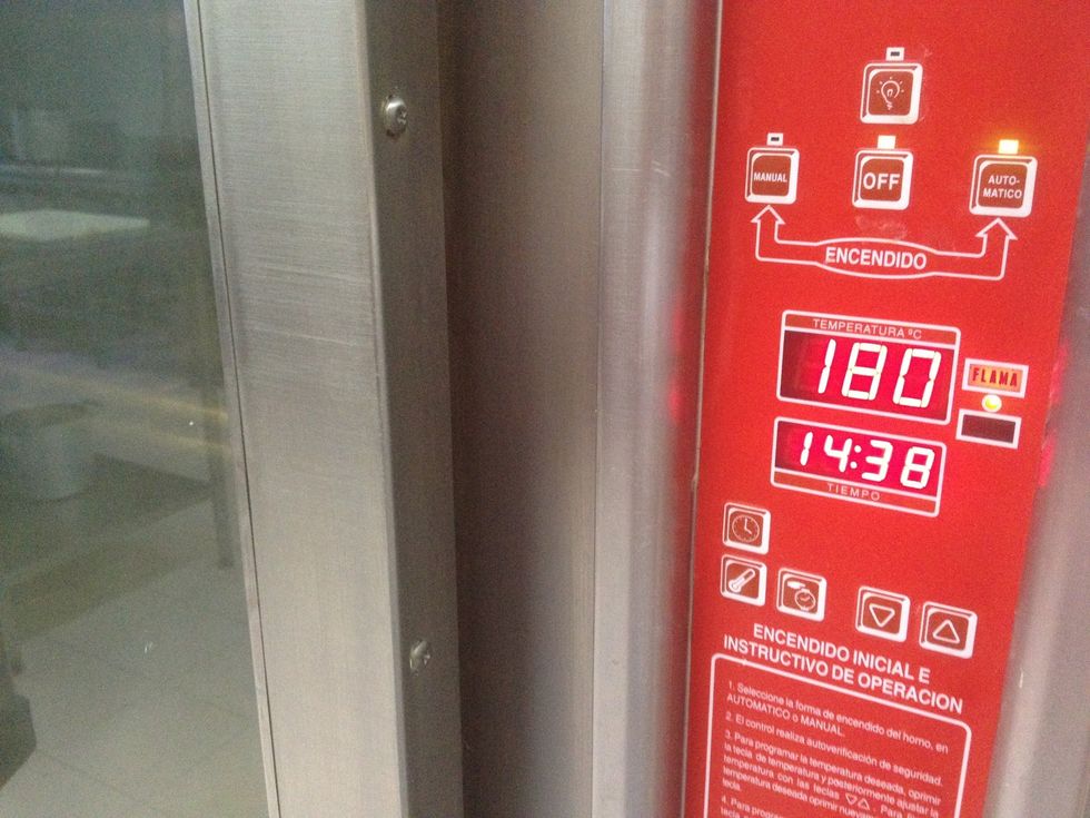 Precalentar horno a 180 \u00baC, Introducir los moldes en el horno, Hornear por 40 minutos. Meter un cuchillo en el centro del pastel, si al sacarlo este esta seco ya esta listo, si no, esperar.