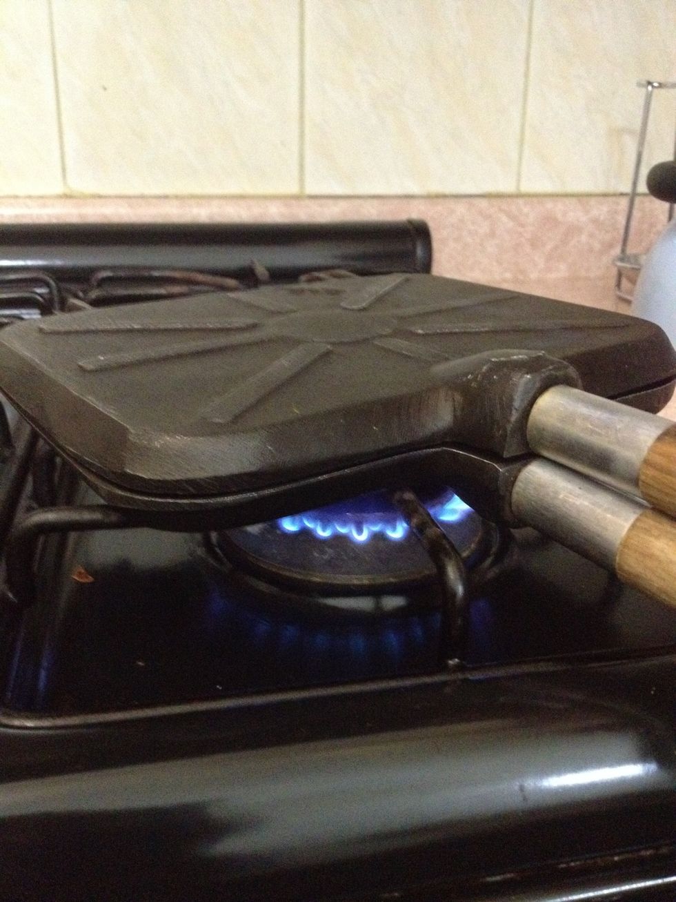 Precalienta la parrilla donde asaras los chiles.