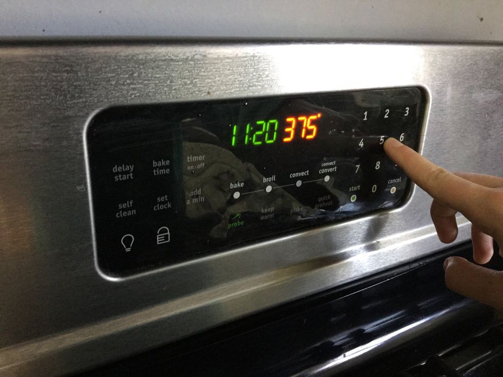 Precilenta el horno a 375. (precaliente, precalientemos, precalienten)