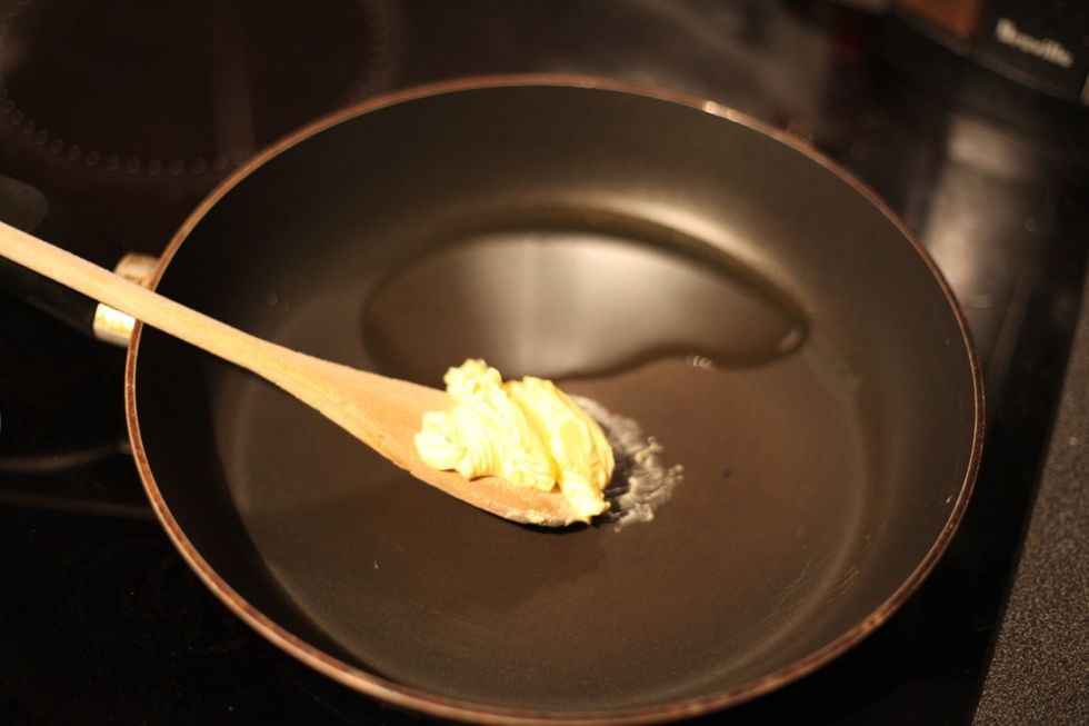 Preheat 1 tbsp of olive oil and 1 tbsp of butter. We use both to allow the onion to become crisp and draw out the onion flavour. Butter has high salt content.