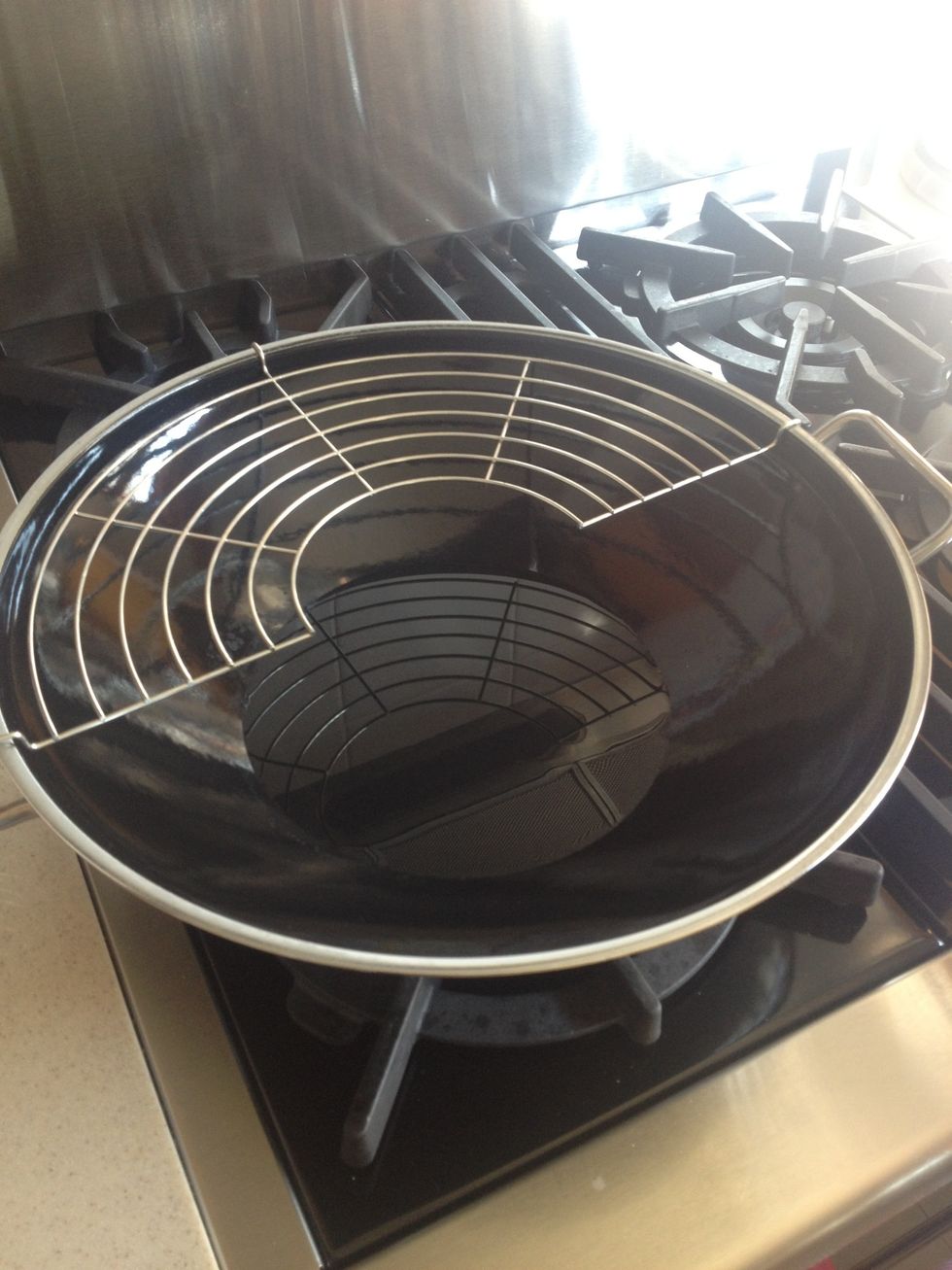 Preheat a frying pan (I use a wok for it is easier) with the oil