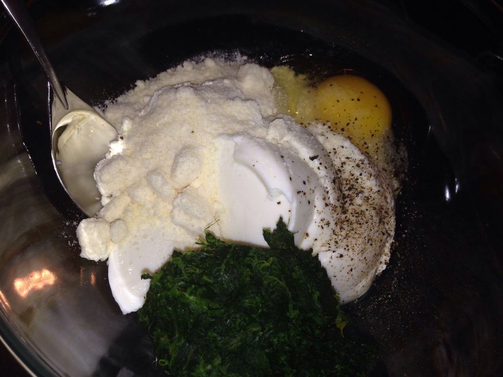 Preheat oven to 350 degrees. In a mixing bowl, combine ricotta, Parmesan, egg, spinach, salt and pepper.