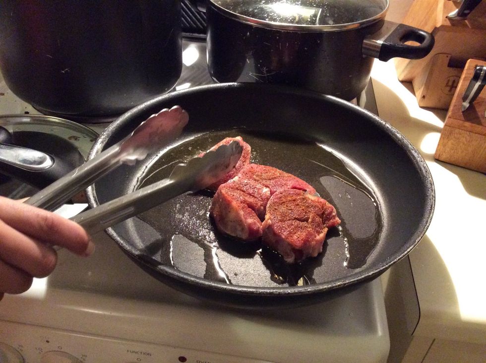 Preheat the stove to high. Oil the grill pan