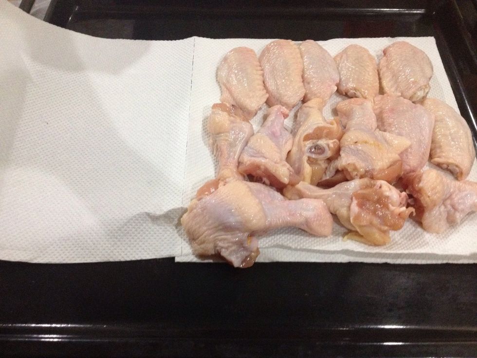 Preheat your oven to 180C/350F and place the chicken on a few layers of kitchen towel. (PS: make sure the extended part of the wing is cut off cause it will burn!)