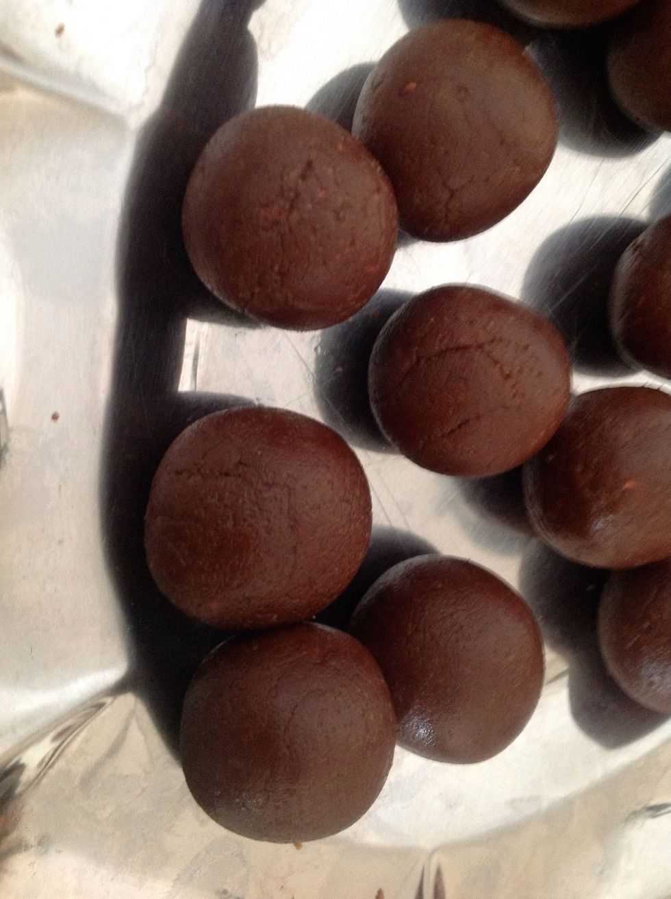 Prensamos bien las porciones y hacemos las bolas con las manos, con cuidado de que no se agrieten ni se abran.