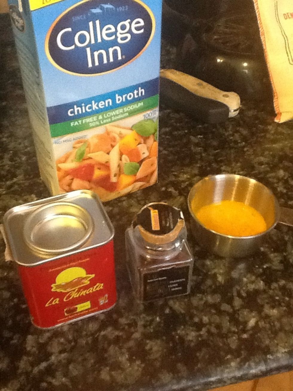 Prepara el caldo con caldo de gallina, azafr\u00e1n, piment\u00f3n y caldo de mariscos