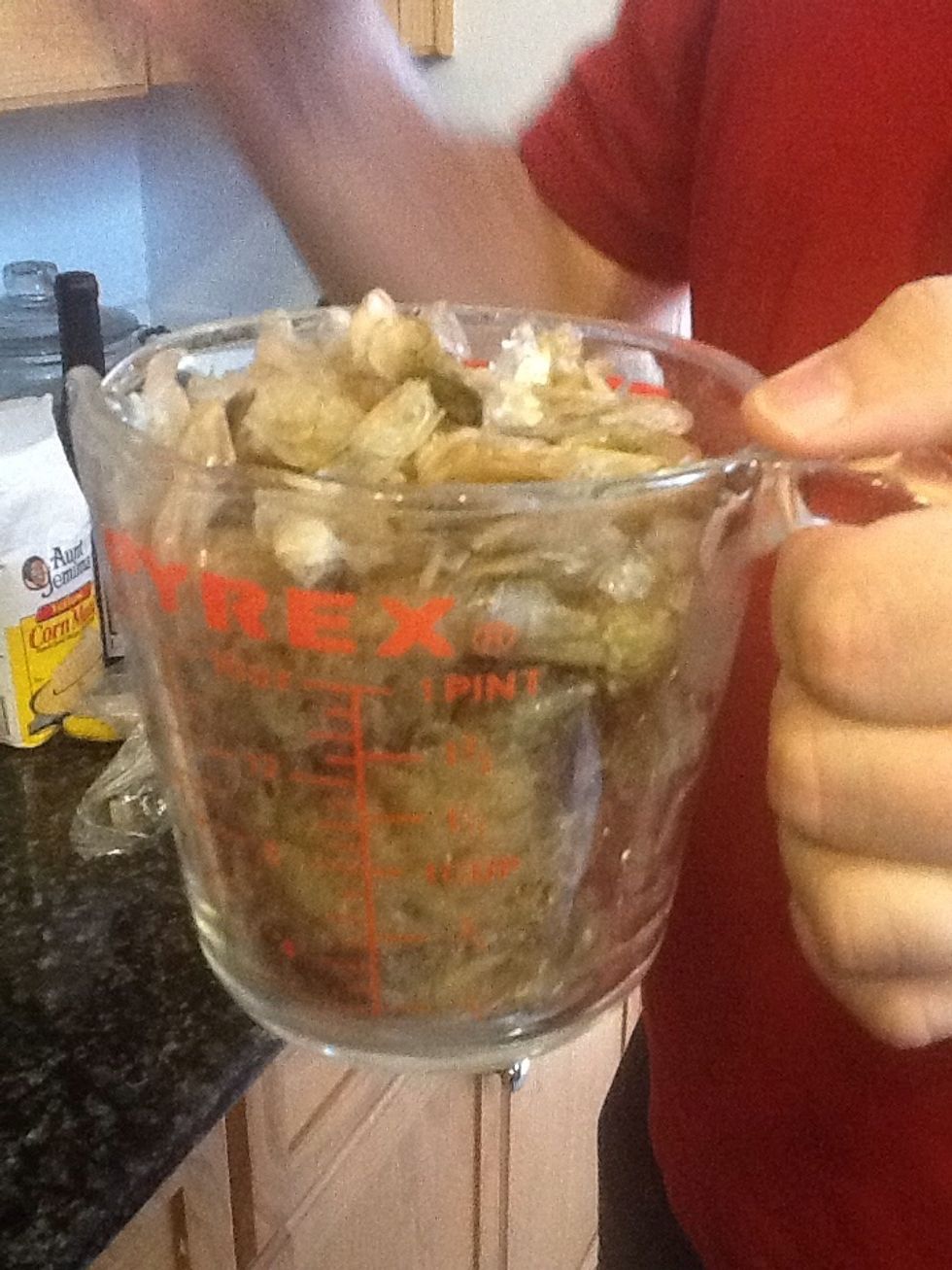 Prepara el caldo de mariscos con las c\u00e1scaras de las gambas