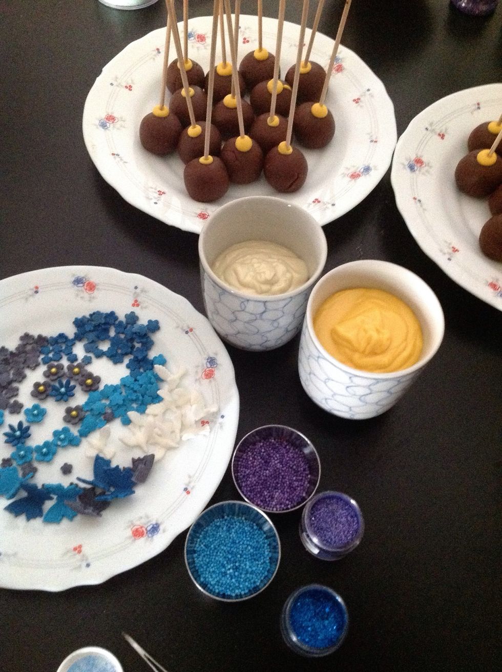 Preparamos la zona de trabajo con todo a mano, chocolates y Sprinkles, ya que la decoraci\u00f3n tiene que ser r\u00e1pida, el chocolate lo ponemos en un vaso estrecho, as\u00ed ser\u00e1 m\u00e1s f\u00e1cil ba\u00f1ar las bolas.