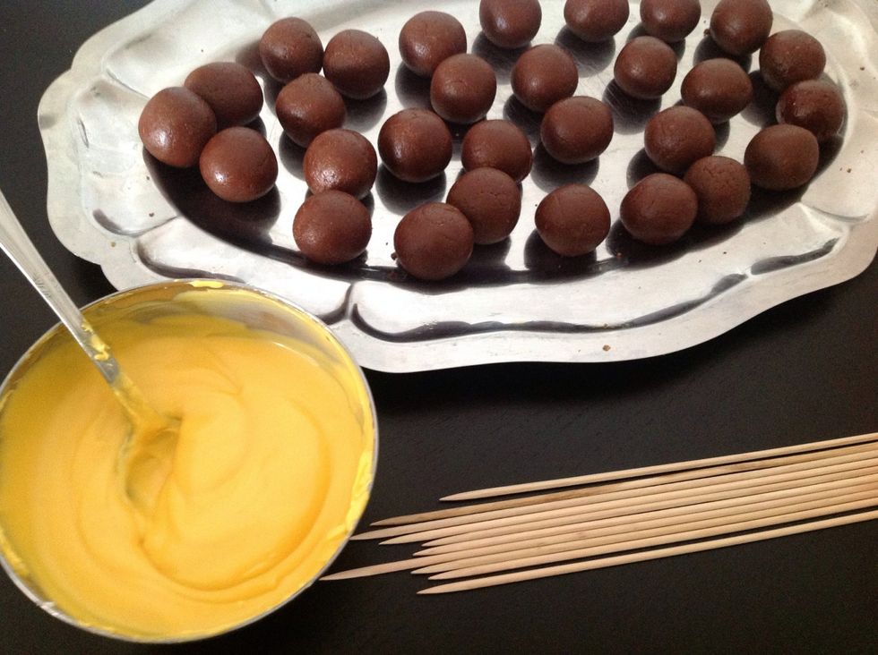 Preparamos los palos de brocheta, en casa los aremos con la palos de brocheta, cuidado con los ni\u00f1os no se pinchen, si son para otro uso usar palos de piruletas compradas en tiendas especializadas.